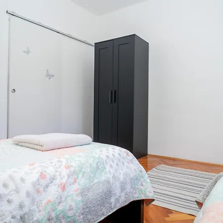 Anela By Interhome شقة تروغير
